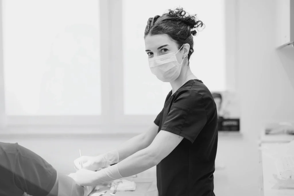 Hautärztin Dr. Federica Casetti bei dermatologischer Behandlung in ihrer privatärztlichen Praxis in Freiburg